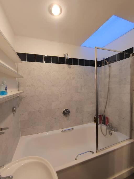 Stylish Apartment Near Carnaby Street, Sleeps 4. Лондон Екстер'єр фото